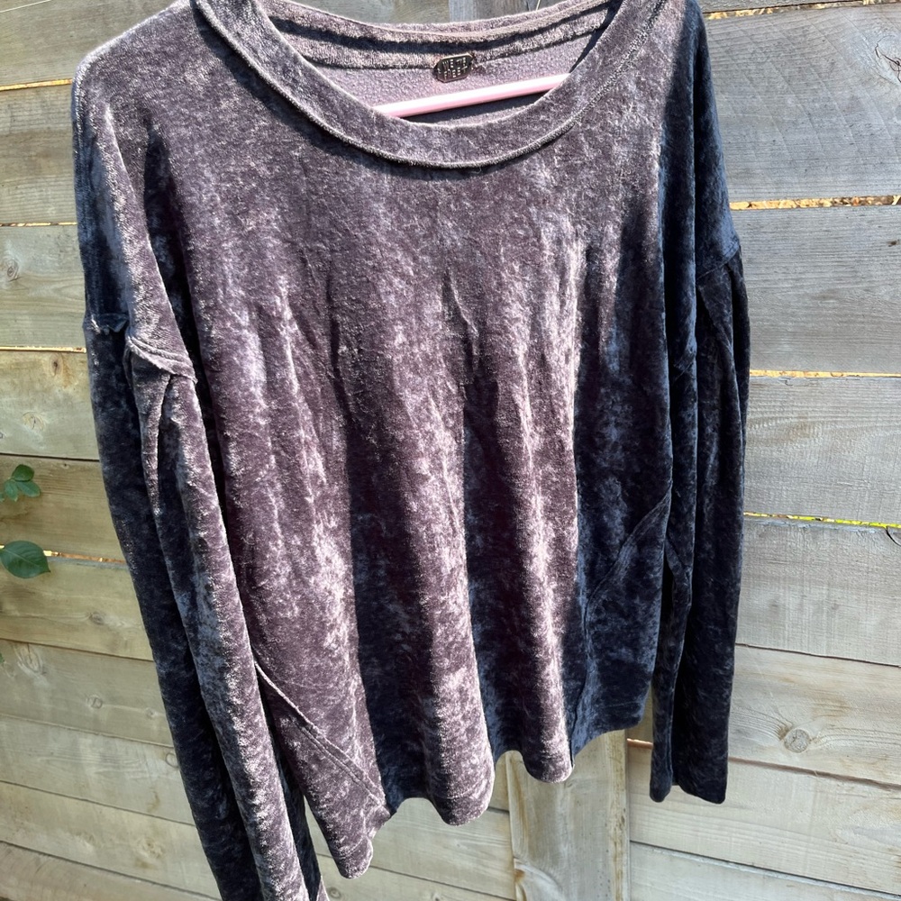 (Free People) We The Free Velvet Long Sleeve Sweatshirt in Black
